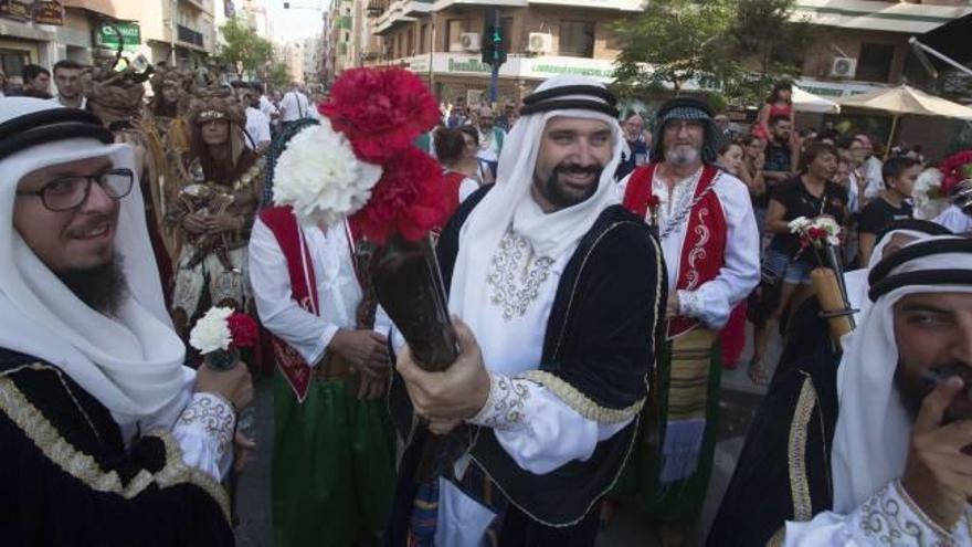 Los Moros y Cristianos de San Blas no pudieron celebrar el alardo, que se sustituyó por una guerrilla musical. Algunos festeros decoraron con claveles sus arcabuces vacíos de pólvora.