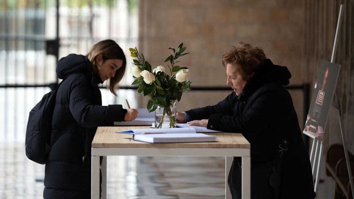 Lectores de Josep Maria Espinàs firman el libro de condolencias.