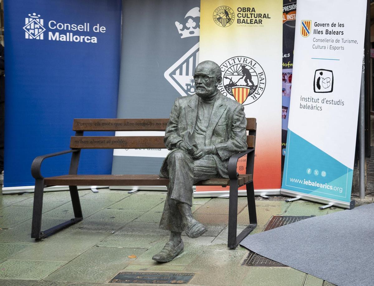 La escultura está en la confluencia de la calle Oms con Missió, donde nació