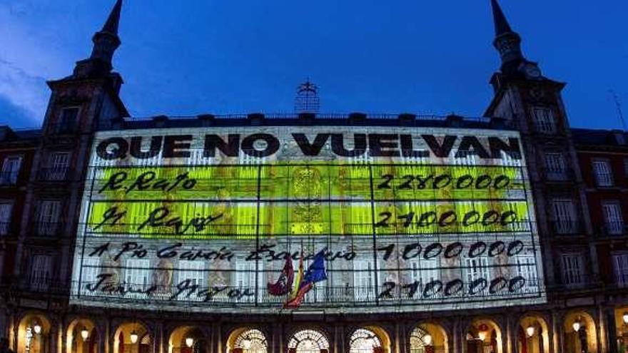 Imágenes de los &quot;papeles de Bárcenas&quot; proyectadas por Podemos el sábado por la noche en la plaza Mayor de Madrid.