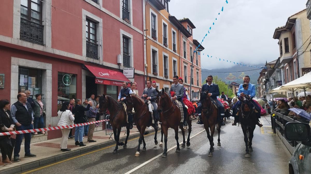 Jinetes paseando por las calles de Piloña