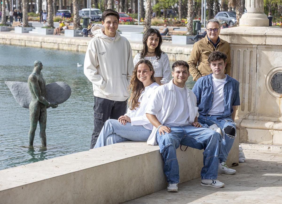 Sanguino, a la derecha, junto a estudiantes de la UA implicados en el proyecto