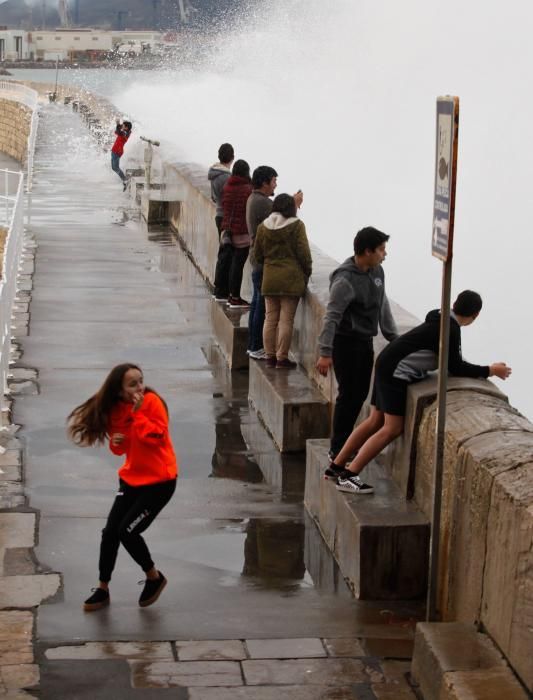 El oleaje en Gijón obliga a cerrar el Muro