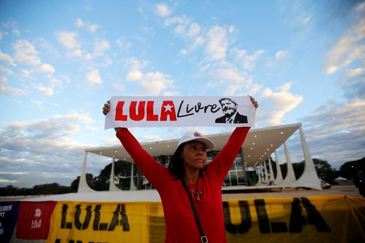 A supporter of Brazil s former president Luiz Inacio Lula da Silva holds a sign reading  Free Lula  outside Brazil s Supreme Federal Court during a session to try his appeal in the court in Brasilia  Brazil June 25  2019  REUTERS Adriano Machado