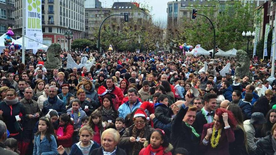 El público abarrotó el año pasado la calle Juan Carlos I durante la Festa das Uvas. // Iñaki Abella