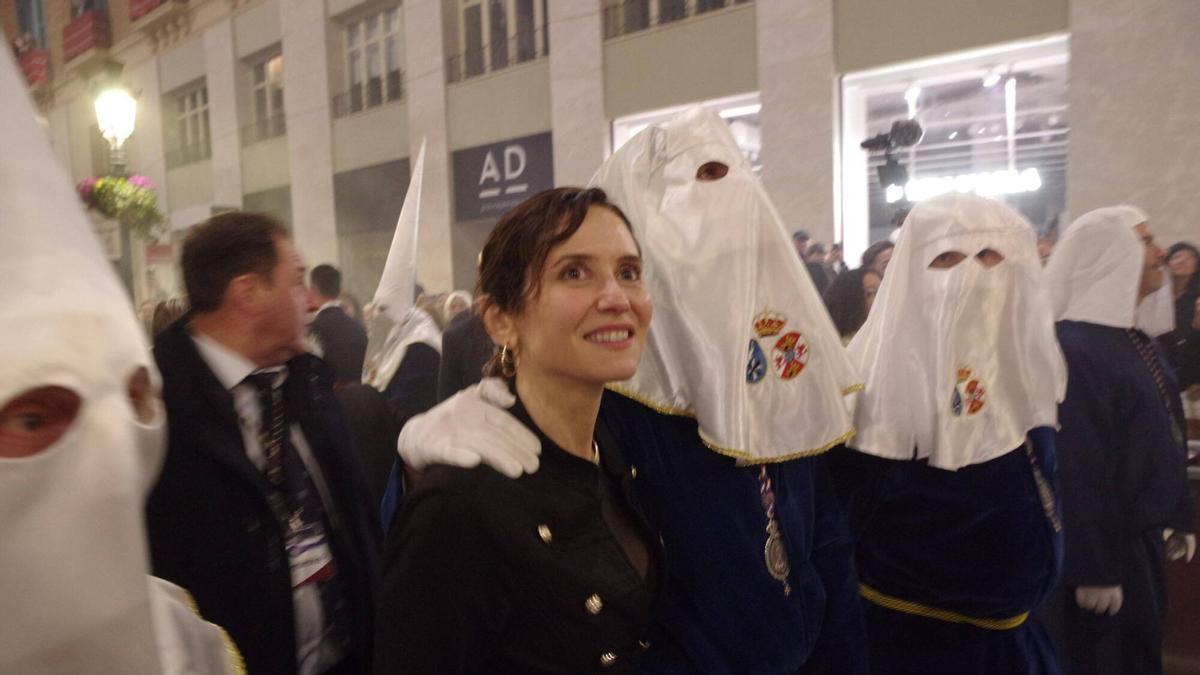 Isabel Díaz Ayuso, presidenta de la Comunidad de Madrid, en la calle Larios con el trono de la Paloma