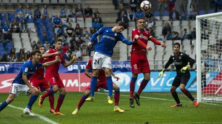 Julio Álvarez despeja ante Óscar Gil en el partido de la primera vuelta en el Tartiere.