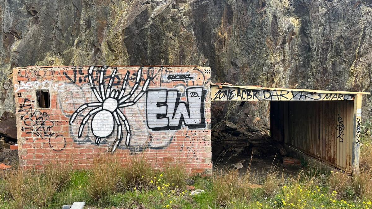 Una vella caseta abandonada és el lloc on els migrants es refugien.