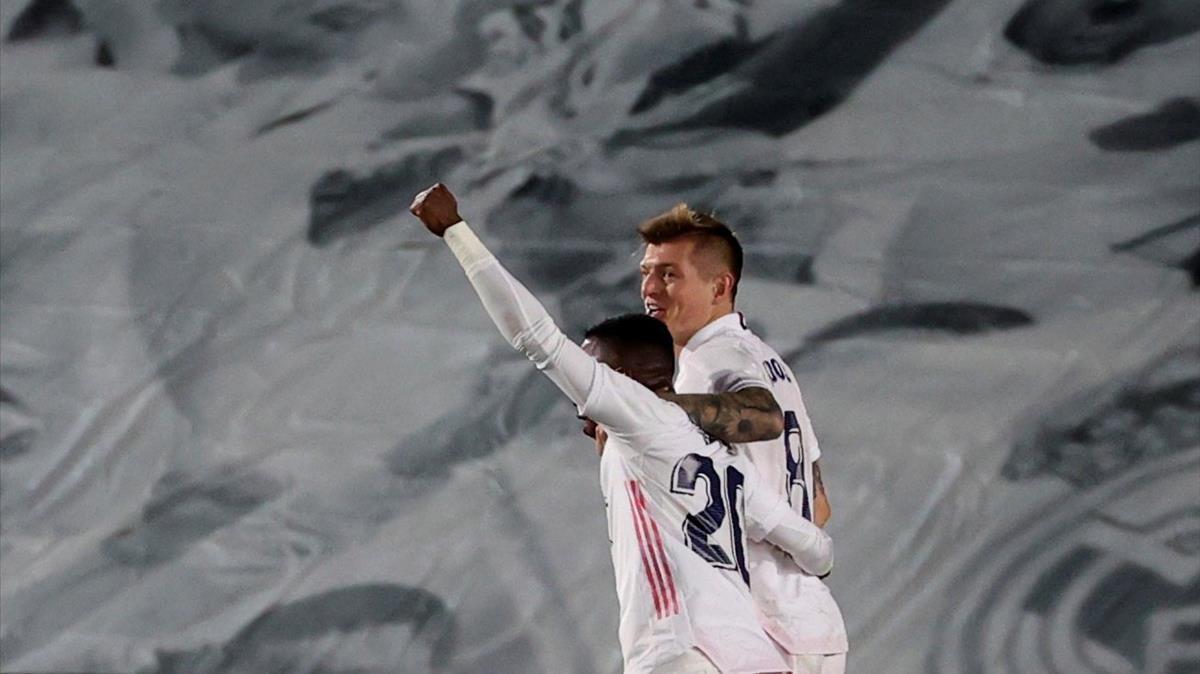 GRAF6145  MADRID  15 12 2020 - Los jugadores del Real Madrid  el aleman Toni Kroos (d) y el brasileno Vinicius  celebran el primer gol del equipo blanco durante el encuentro correspondiente a la jornada 19 de primera division que disputan esta noche frente al Athletic de Bilbao en el estadio Alfredo Di Stefano  en Madrid  EFE JuanJo Martin