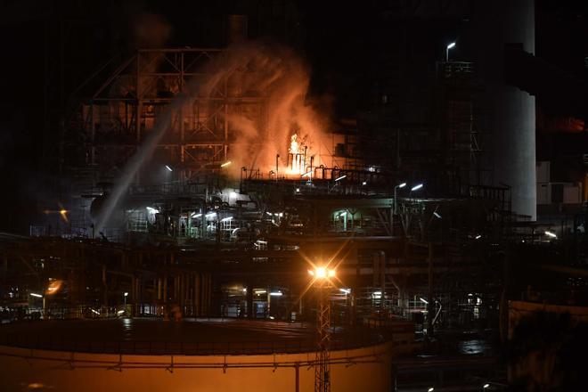 Fuego en la refinería de A Coruña: las imágenes del incendio en el complejo de Repsol