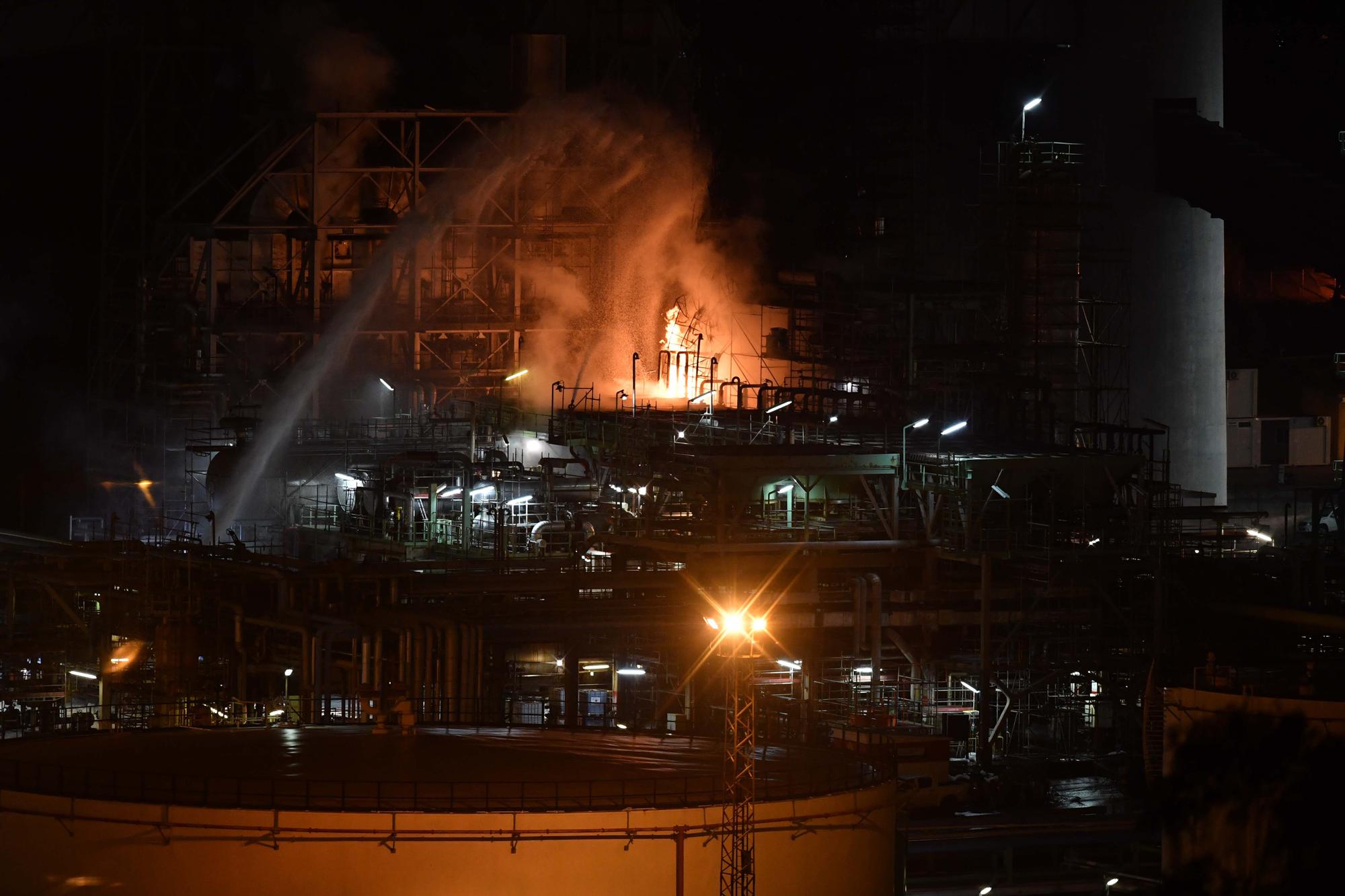 Fuego en la refinería de A Coruña