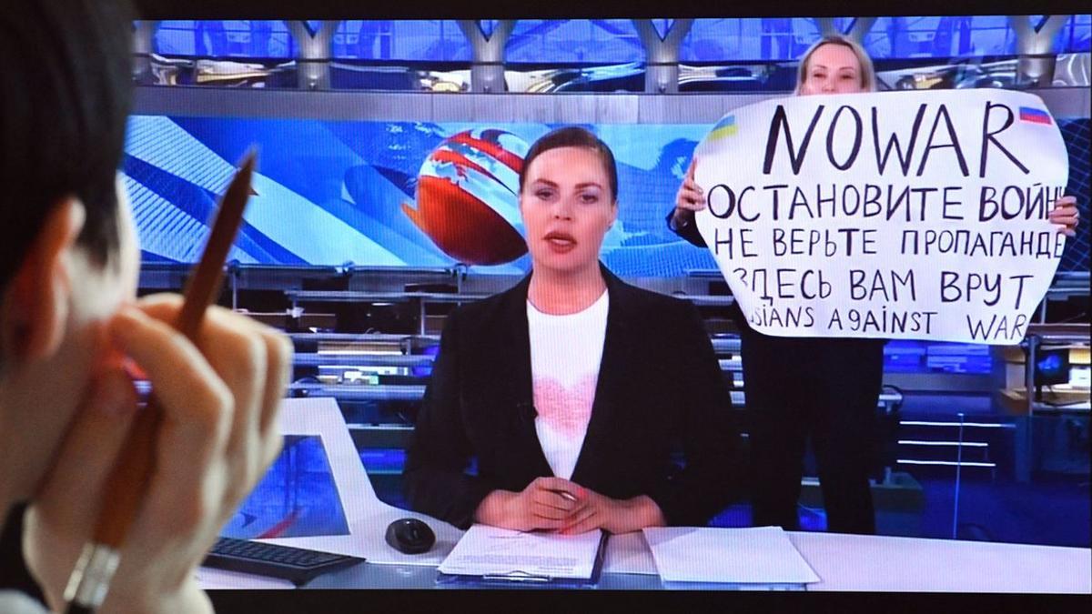 La periodista rusa Marina Ovsyannikova protesta contra la guerra durante una emisión de Channel One.