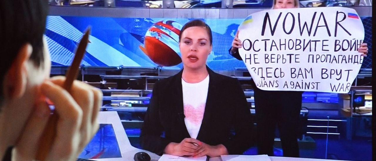 La periodista rusa Marina Ovsyannikova protesta contra la guerra durante una emisión de Channel One.