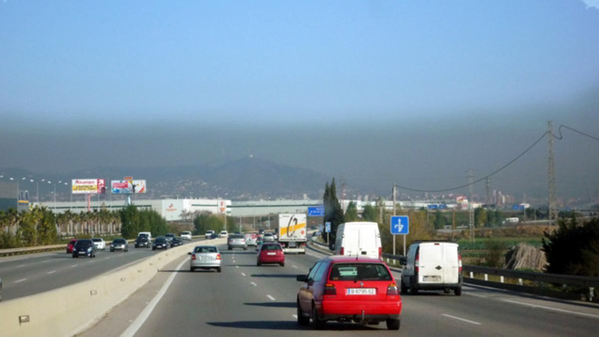 Una capa de contaminación cubre Barcelona por el buen tiempo y la falta de viento.