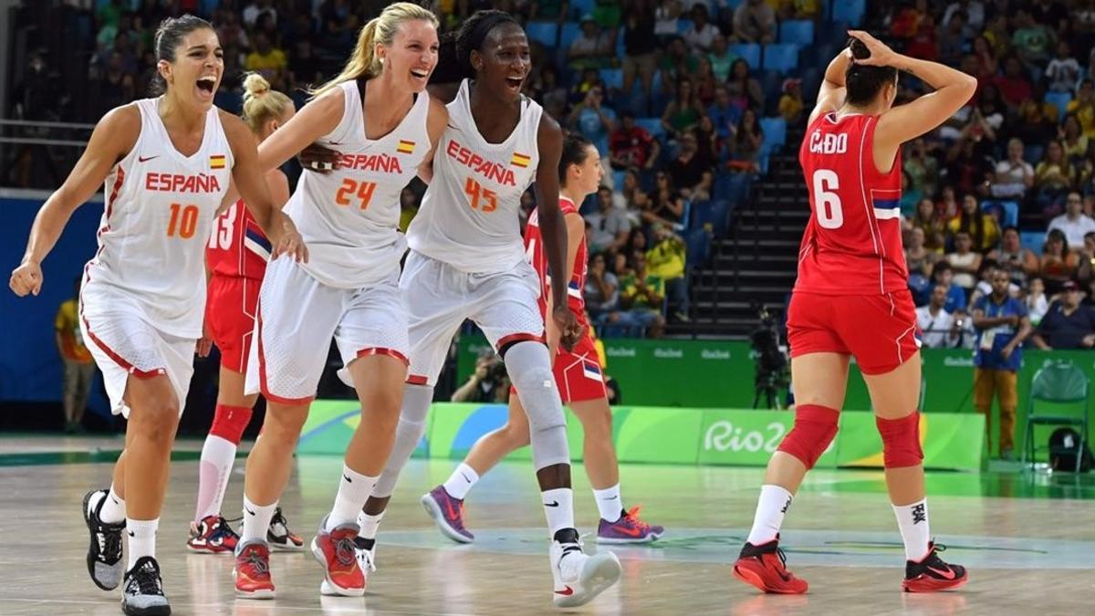 Las jugadoras españolas celebran el triunfo ante Serbia y el pase a la final.