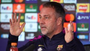 El entrenador del Barcelona, Hansi Flick, durante la rueda de prensa previa al partido de ida de octavos de final de la Liga de Campeones del martes contra el Newcastle. EFE/EPA/ADAM VAUGHAN