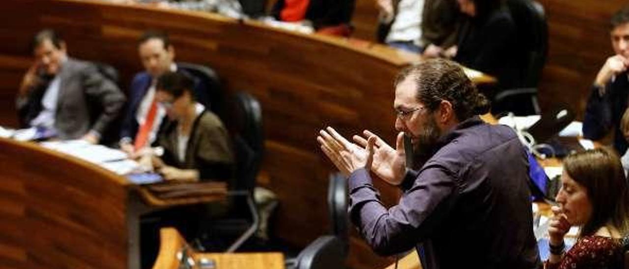 Emilio León, con la bancada del Gobierno al fondo.