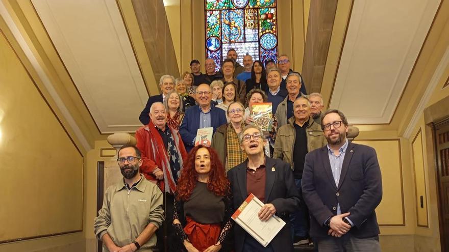 Homenaje al escritor y dibujante Miguel Solís Santos en el Ayuntamiento de Avilés con motivo del día de les Lletres asturianes