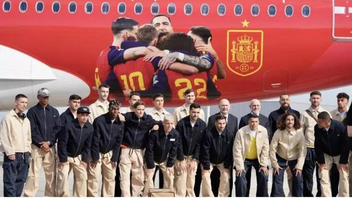 Los jugadores de la selección española, el entrenador y el presidente de la federación, antes de coger el vuelo hacia EE UU.