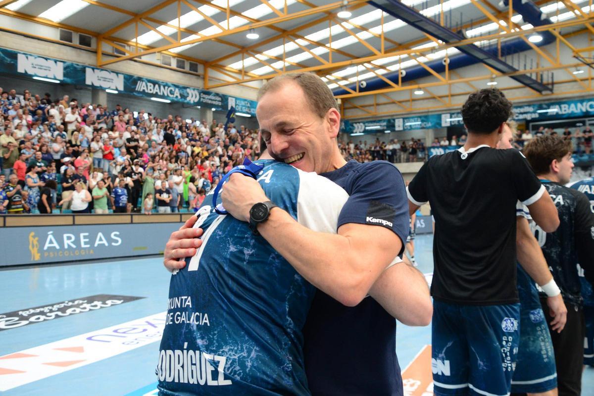 Quique Domínguez abraza a Juan Rodríguez al término del Cangas-Puente Genil.