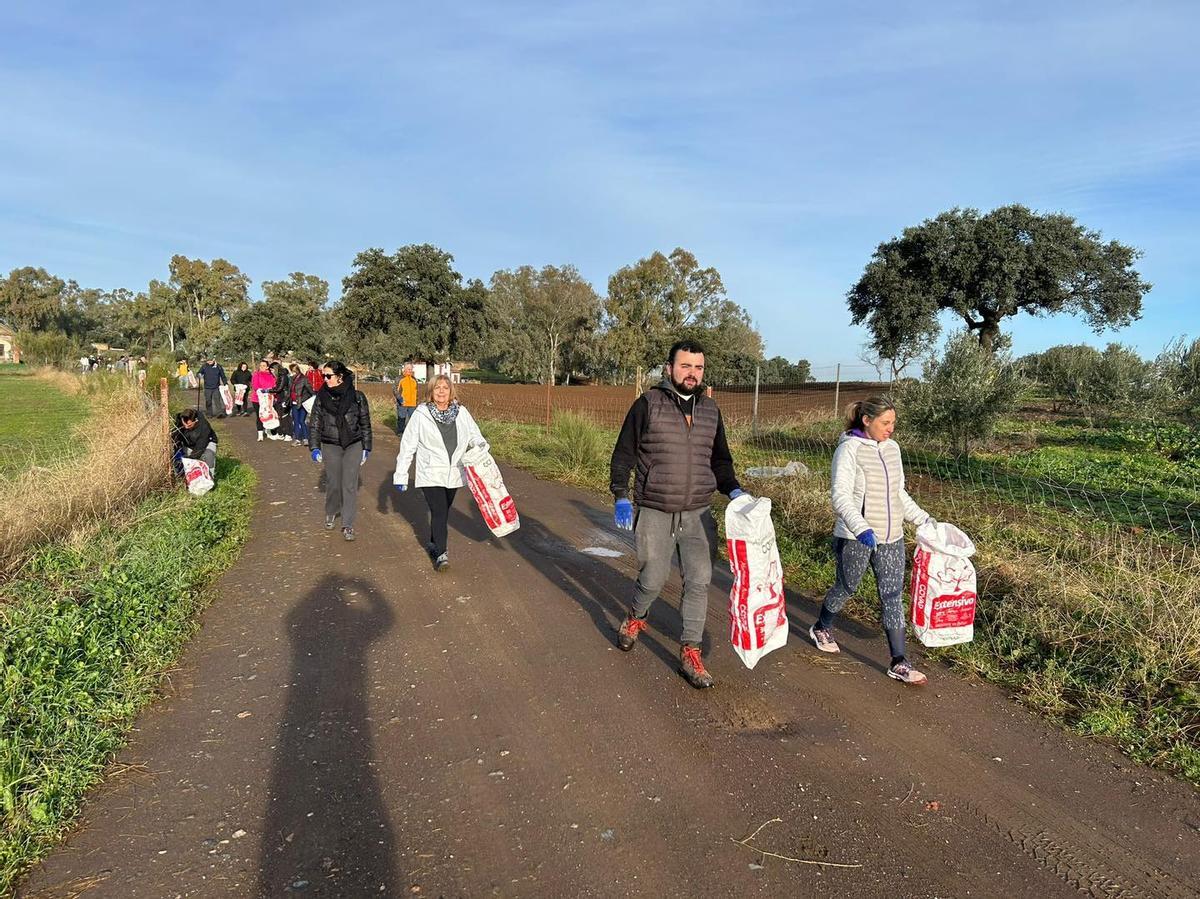 Participantes en la recogida.