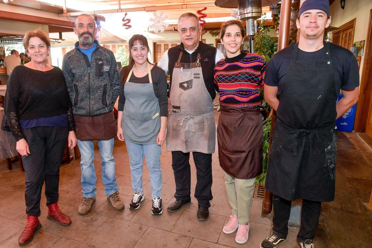 El equipo de la Sidrería Niebla, en el patio del Mercado Ecológico de Valleseco.