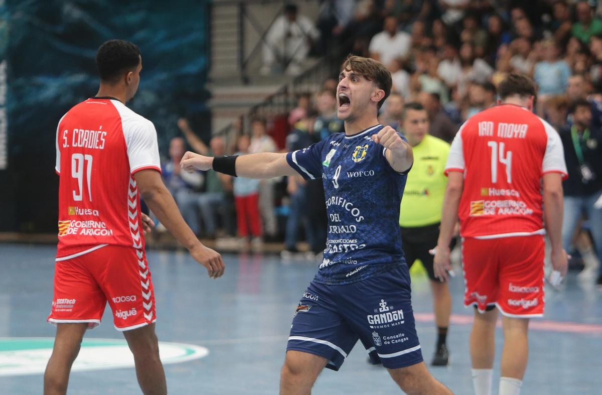 Arón Díaz celebra el gol que anotó ayer ante el Bada Huesca.