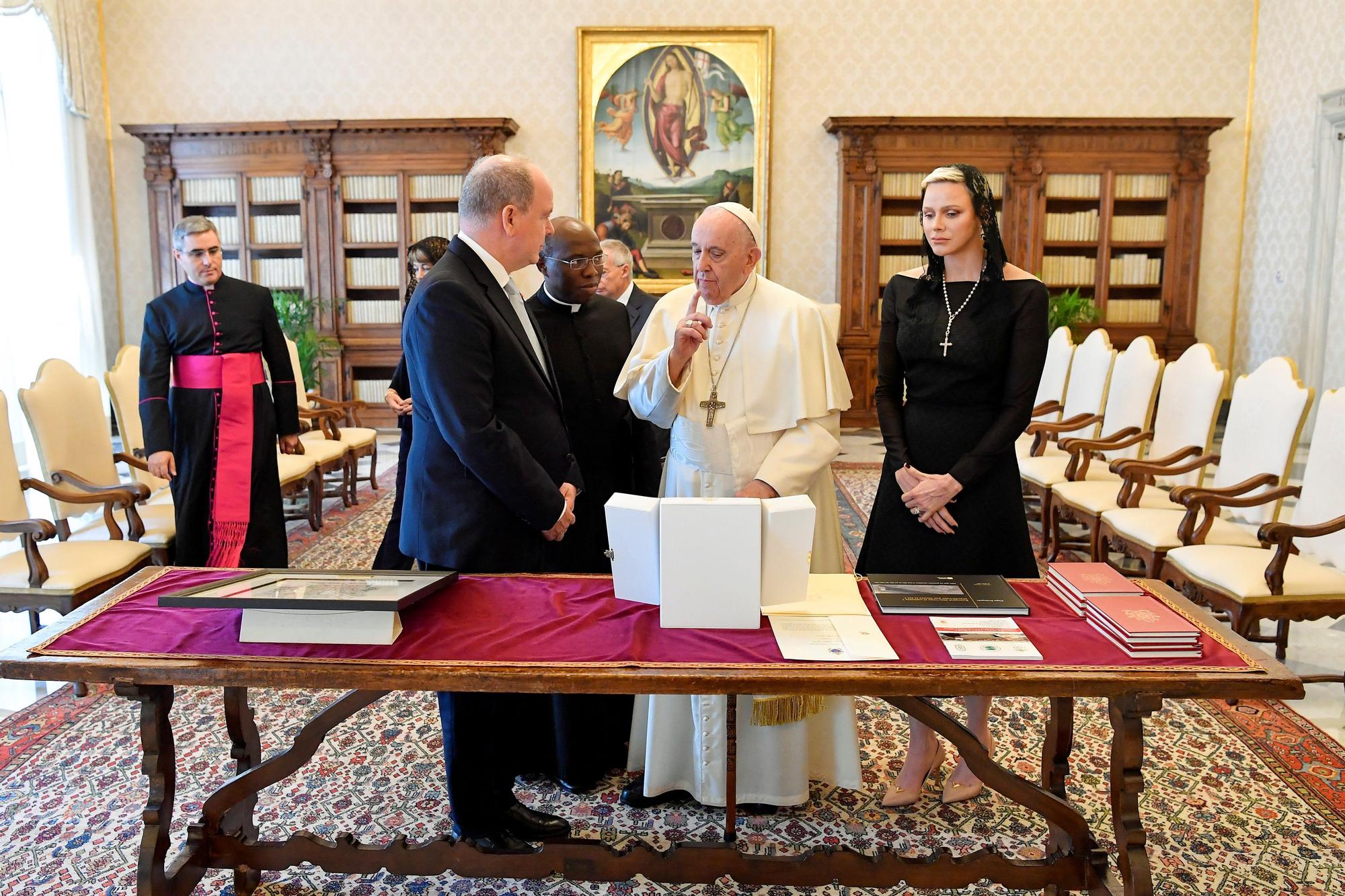 El papa Francisco, con Alberto y Charlene de Mónaco en el Vaticano