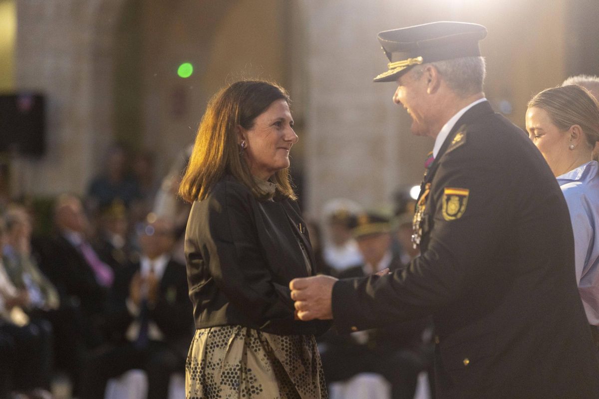 Una de las personas condecoradas, Carmen López, vicedecana del Colegio de Abogados.