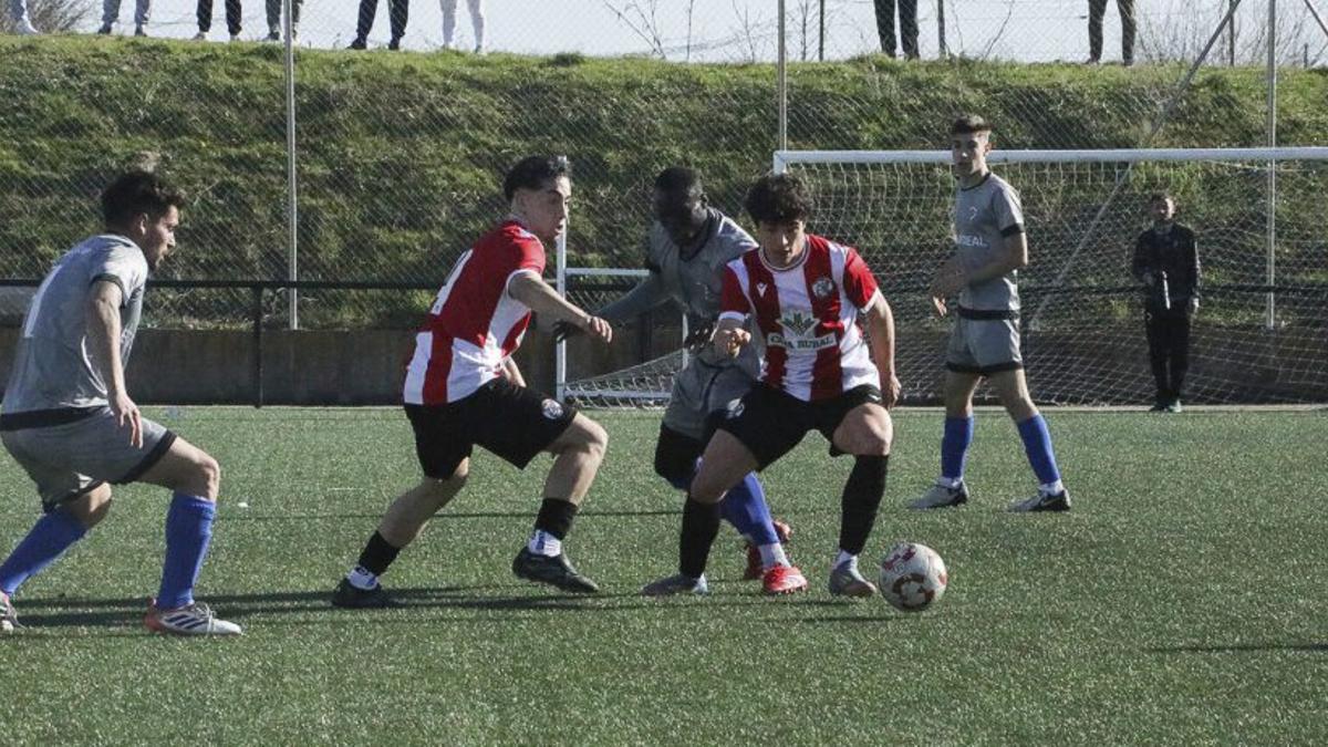 Un jugador del Zamora CF «B» protege el esférico ante un rival. | ALBA PRIETO
