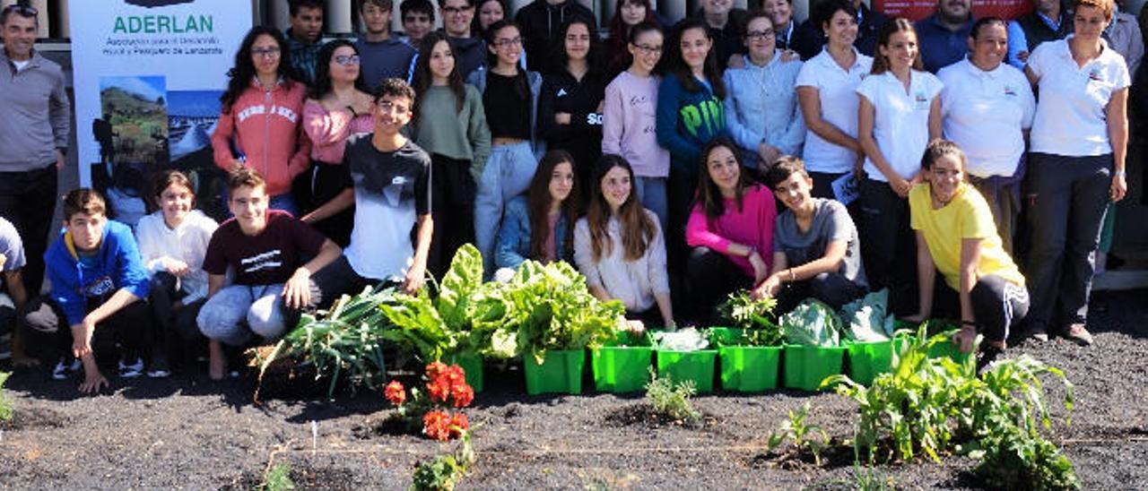 Alumnos de tercero de la ESO del IES Costa Teguise y responsables y patrocinadores de los huertos escolares, ayer.