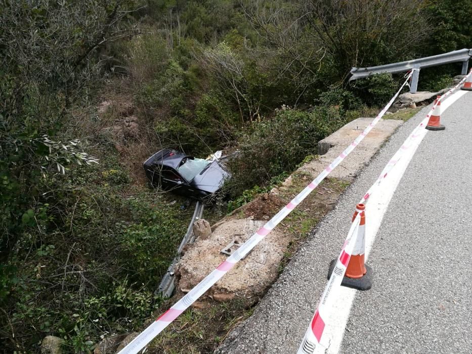 Un cotxe cau per un barranc de 10 metres