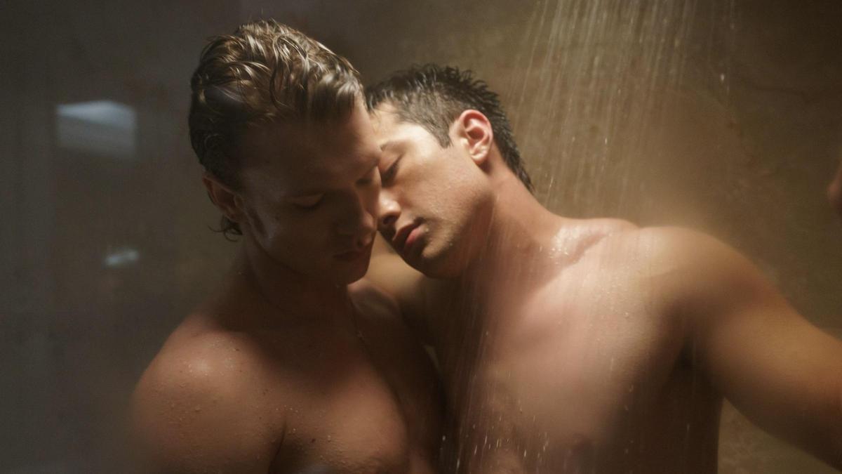 Connor Storrie (Ylia) y Hudson Williams (Shane) en una imagen de 'Más que rivales'