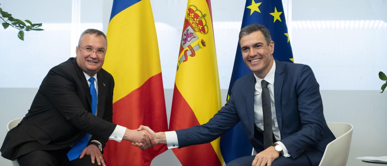 El presidente del Gobierno, Pedro Sánchez (d), y el primer ministro de Rumanía, Nicolae-Ionel Ciuca.