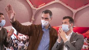 El secretario general del PSOE y presidente del Gobierno, Pedro Sánchez, junto al candidato socialista a la Junta, Luis Tudanca, en el mitin de cierre de campaña del partido en la Cúpula del Milenio de Valladolid, el pasado 11 de febrero de 2022.