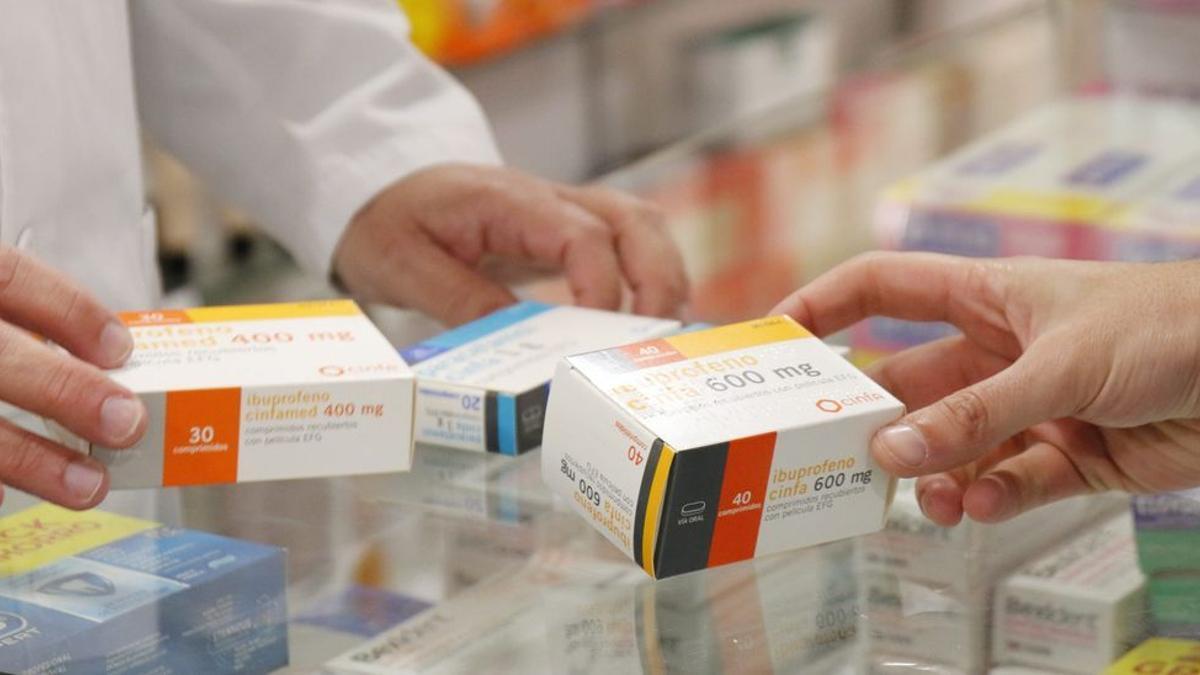 Un cliente compra medicamentos en una farmacia.