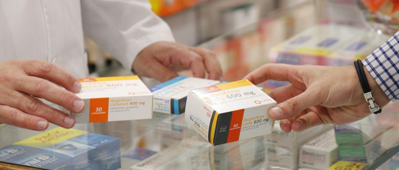 Un cliente compra medicamentos en una farmacia.