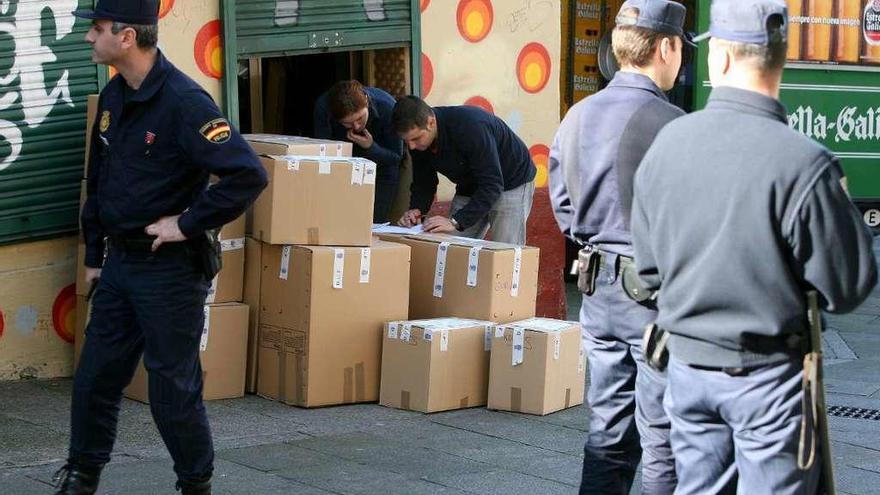 Agentes de Policía Nacional durante la redada realizada en A Pedra en febrero de 2006.  // FdV