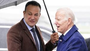 Leo Varadkar, primer ministro de Irlanda, recibe a Joe Biden a su llegada a Dublín.