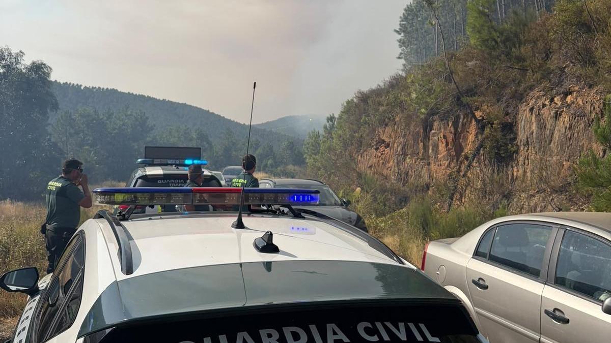 Efectivos de la Guardia Civil trabajan para controlar en el tráfico a consecuencia del incendio de Las Hurdes.