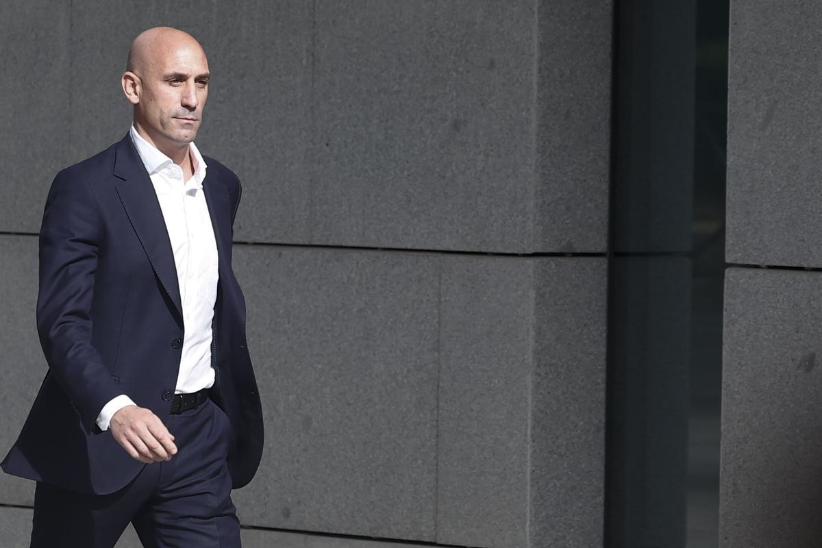 Rubiales declara en la Audiencia Nacional por el beso que le dio a la jugadora Jenni Hermoso Rubiales declara en la Audiencia Nacional por el beso que le dio a la jugadora Jenni Hermoso