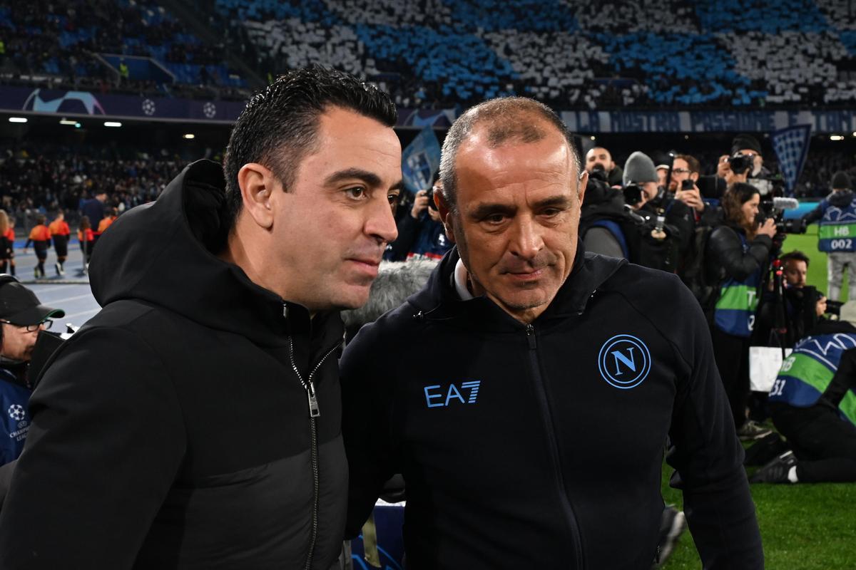 Xavi Hernández y Francesco Calzona se saludan antes del inicio del Nápoles-Barça.