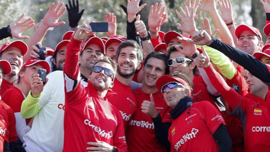 Alonso con empleados del Santander.