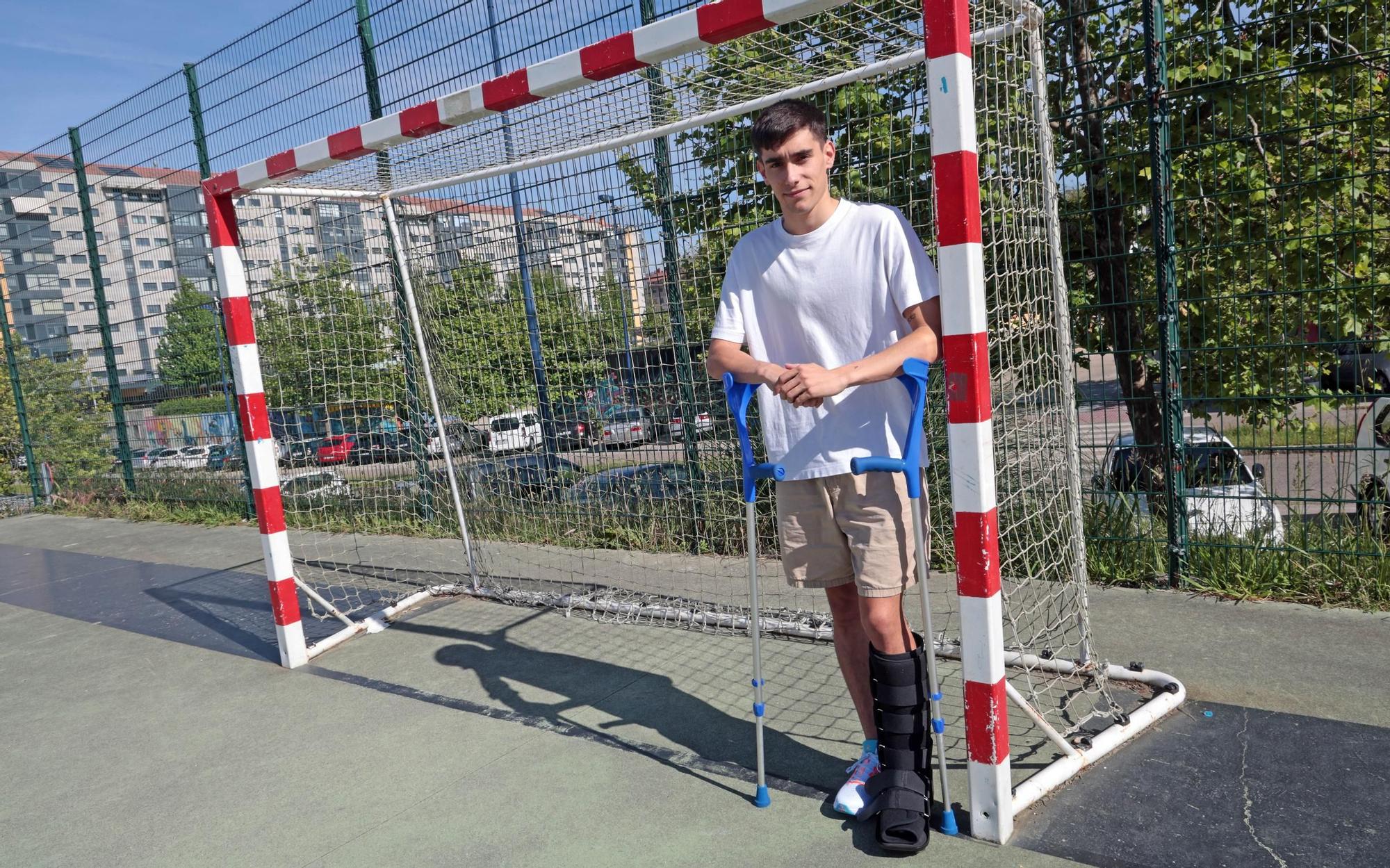 Berto Hernández, en la pista deportiva de Navia donde empezó a jugar al fútbol sala desde niño