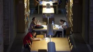 Universitarios estudian en una de las bibliotecas de la UPF.