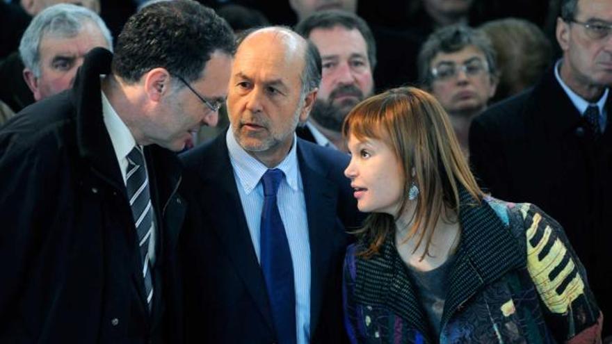 Jaime Rabanal, flanqueado por Leire Pajín y Ramón Quirós (a la sazón, ministra de Sanidad y consejero de Salud del Principado, respectivamente), en una de las varias inauguraciones del HUCA, el 17 de marzo de 2011.