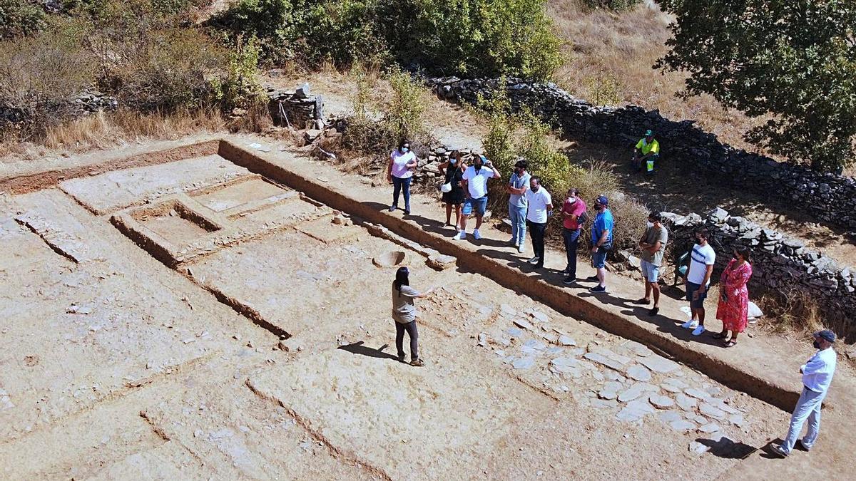 Arriba, asistentes a la inauguración del  Museo de los Castros. En el medio, descubrimiento de una placa conmemorativa y abajo, visita a la excavación de El Castrico . | |  CH. S.