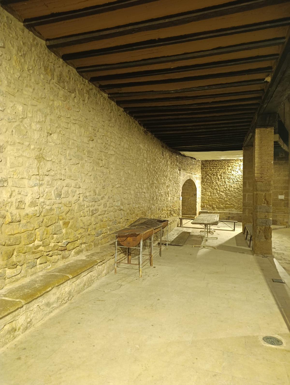 Detalle del porche donde suelen encender la 'foguera de les tronques'.