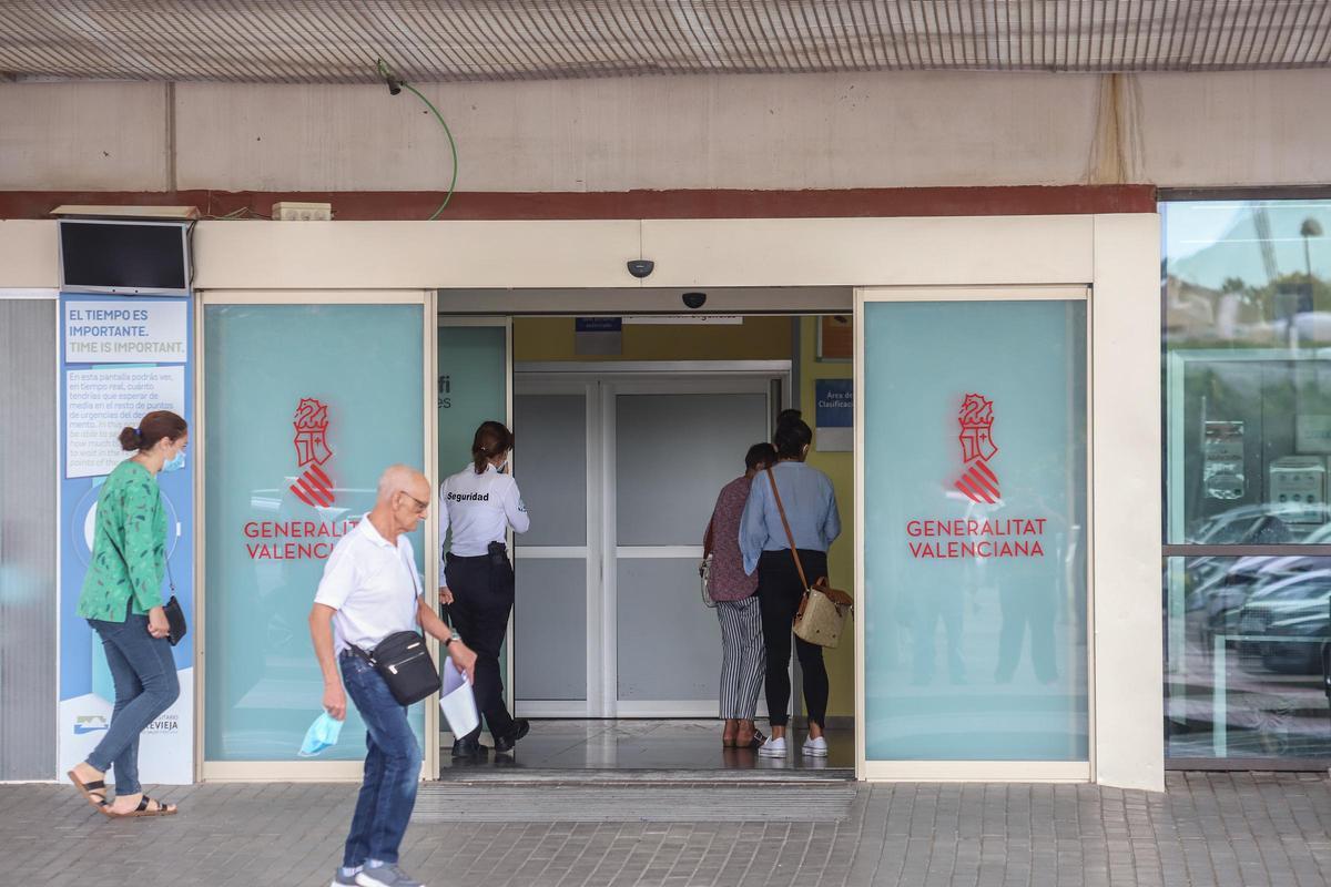 Acceso principal al servicio de Urgencias del Hospital Universitario de Torrevieja, con presencia permanente de seguridad privada