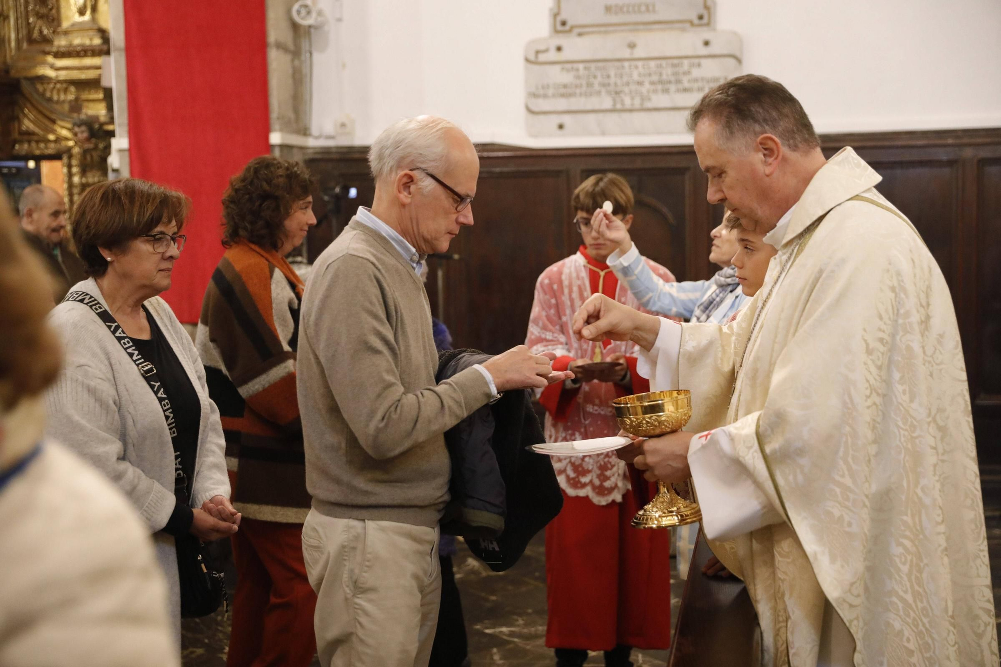 El cardenal Ángel Fernández Artime oficia la primera misa cardenalicia de Gozón en el día de Todos los Santos en la parroquia de Santa María de Luanco